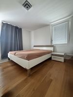 Bettgestell mit Lattenrost und zwei Nachttisch weiss/braun