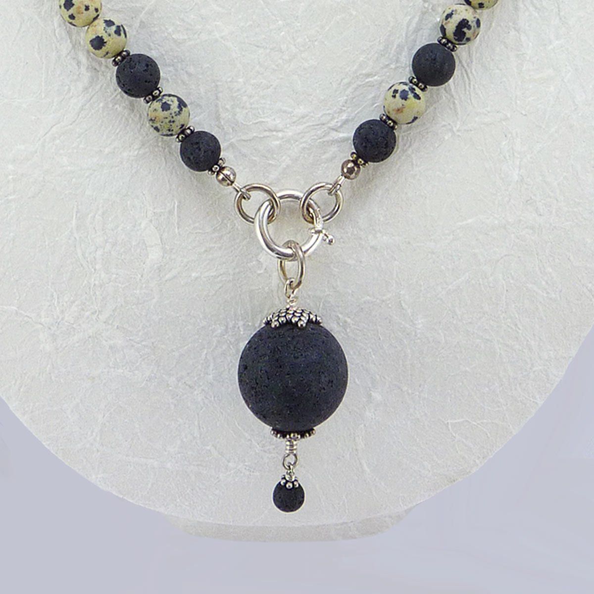Catenine: Dalmatinerstein Kette mit Lava Anhänger – Nuovo e nell'imballaggio originale da Meilen venduto da Byrd-bijoux 1