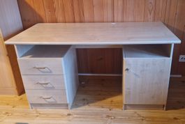 Schreibtisch aus Holz mit Schubladen