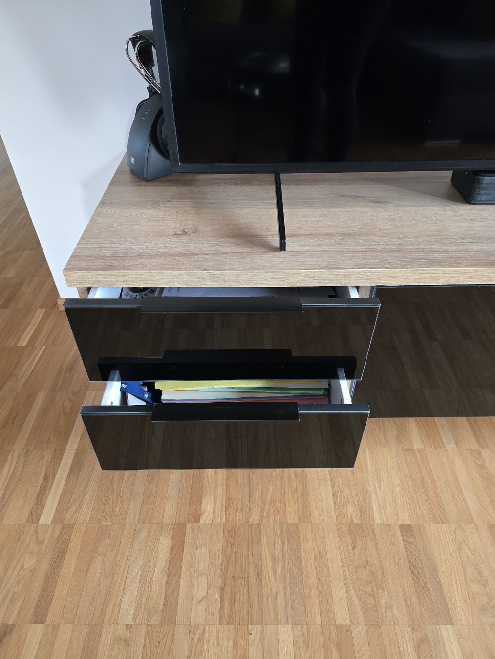 Mobili TV: Lowboard in Eichenoptik mit schwarzer Glasfront – Usato da Fahrweid venduto da Mirella8000_ 1