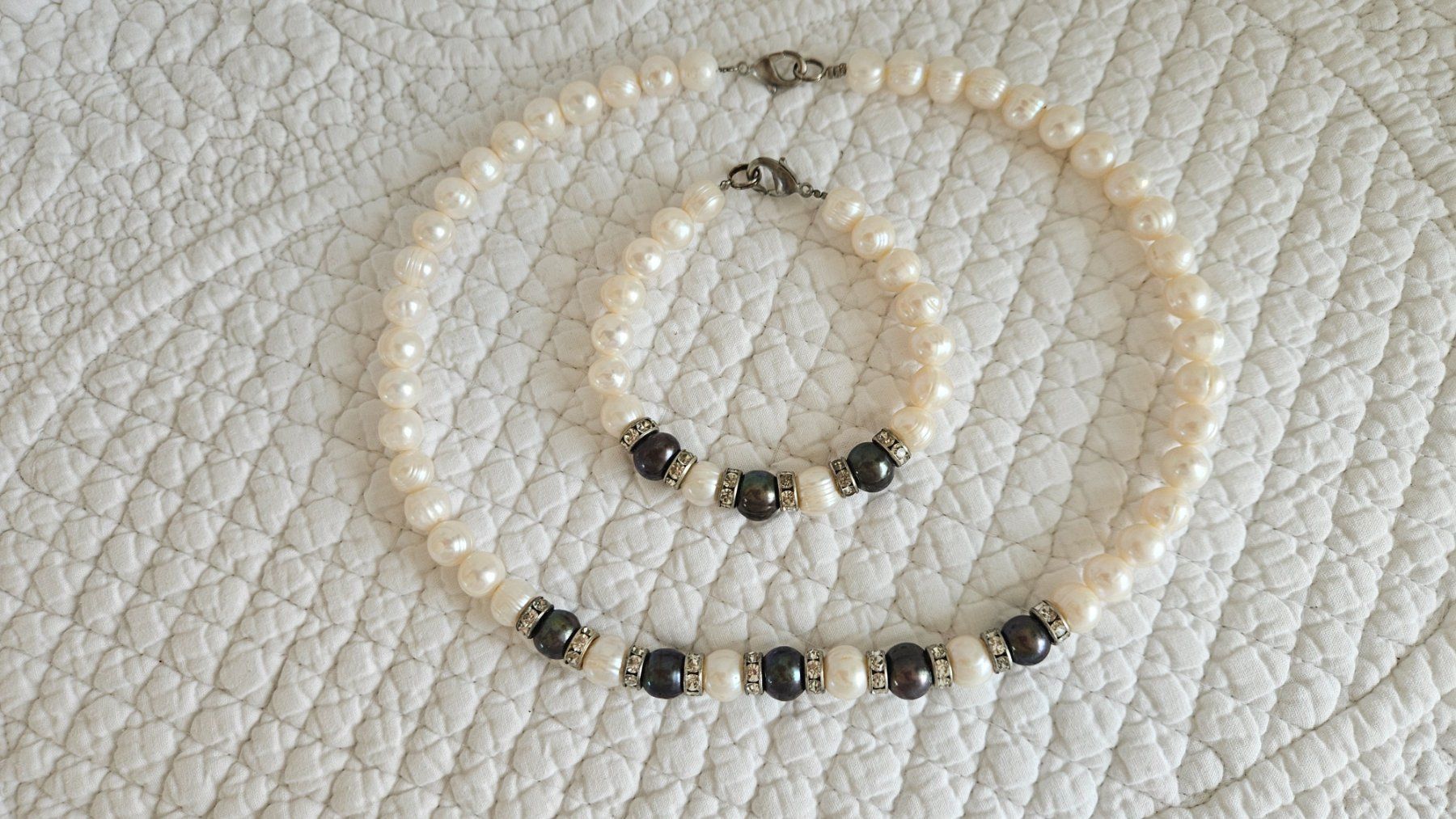 Altri gioielli: Süsswasser Perlenkette & Armband mit Strass Perlenset – Usato da Gossau ZH venduto da fashiontwo