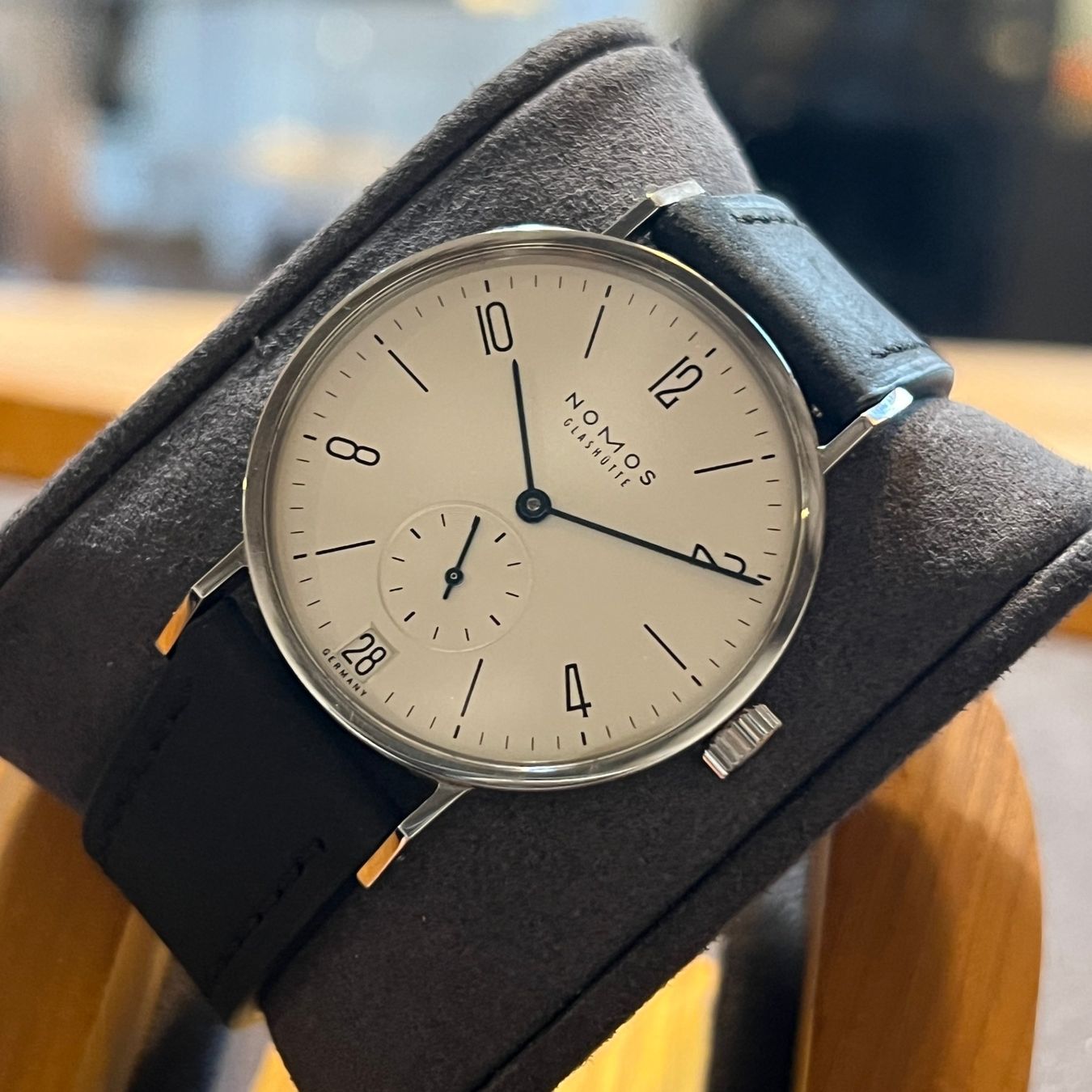 Nomos Orologi: Nomos Tangente Datum Mechanical Silver Dial – Usato da Carouge GE venduto da Watchaser 7