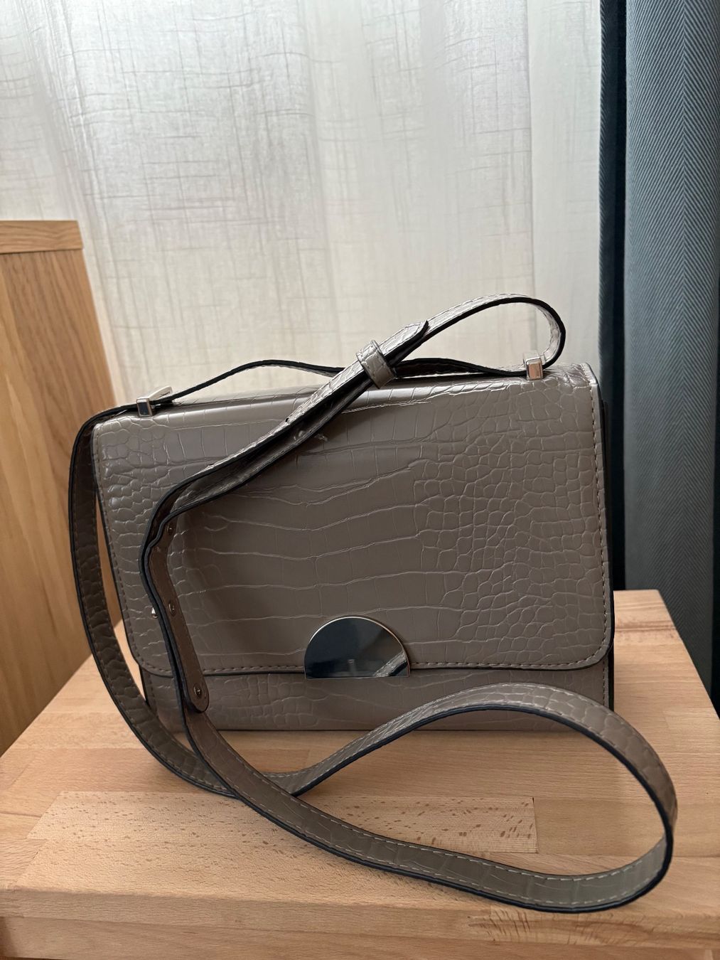 Mango Borse da donna: Mango Damen Umhängetasche Kroko-Optik Grau – Usato da Niederglatt ZH venduto da mat_7k7p 2