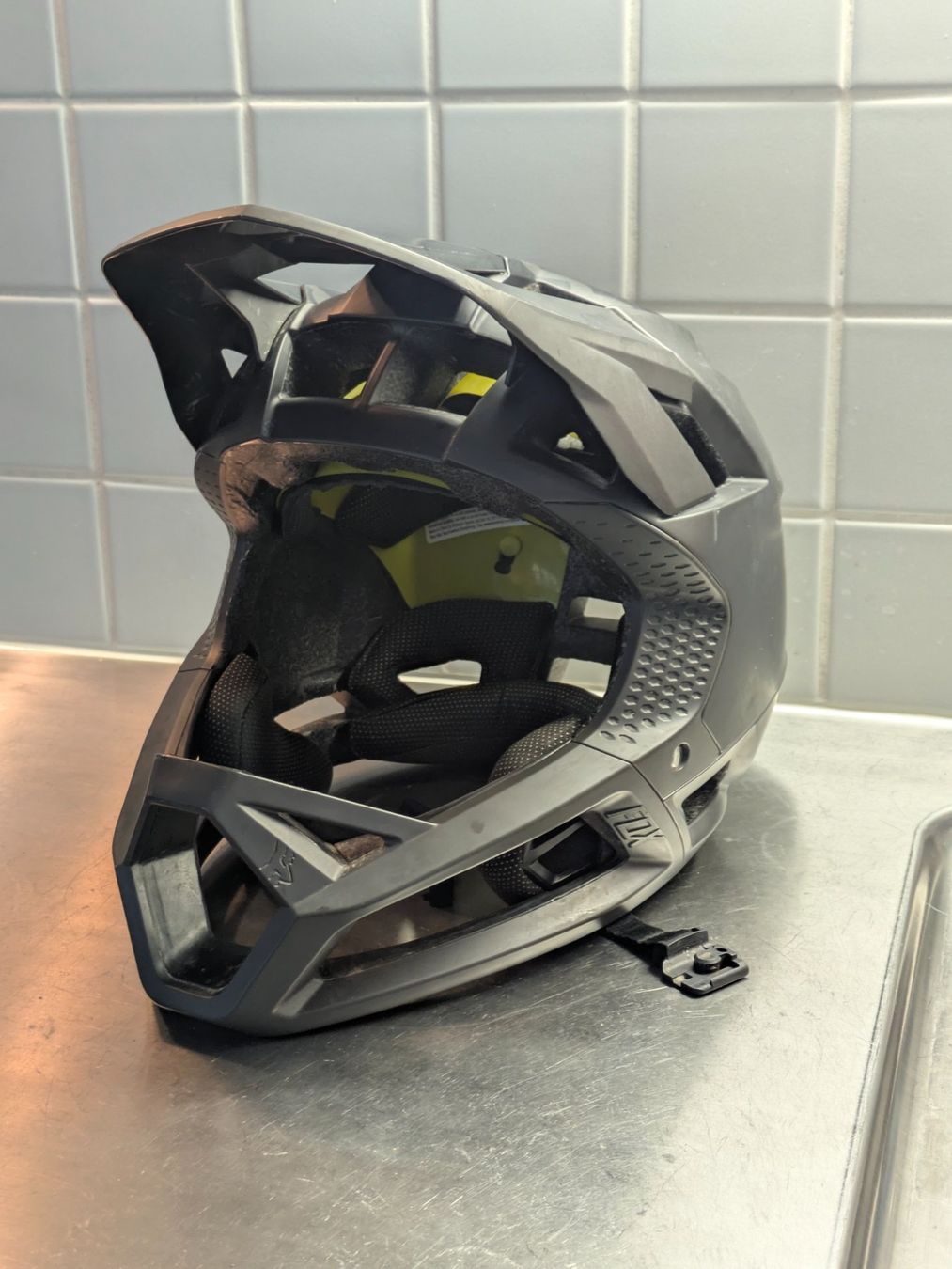 Fox Caschi: FOX Proframe MIPS Full Face Helm – Usato da Zürich venduto da megas_stephanos 2