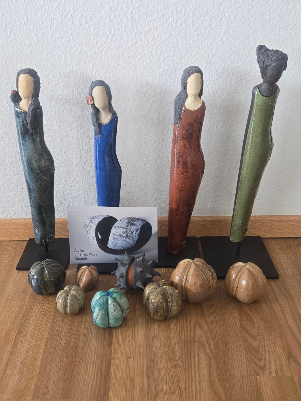 Sculture & Statue: Silvia Pluss Keramik 4 Figuren & Kermaikobjekte – Nuovo (secondo la descrizione) da Stüsslingen venduto da Johara2010