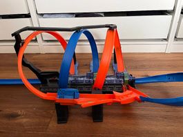 Hot Wheels Korkenzieher-Crash Trackset mit 3 Autos