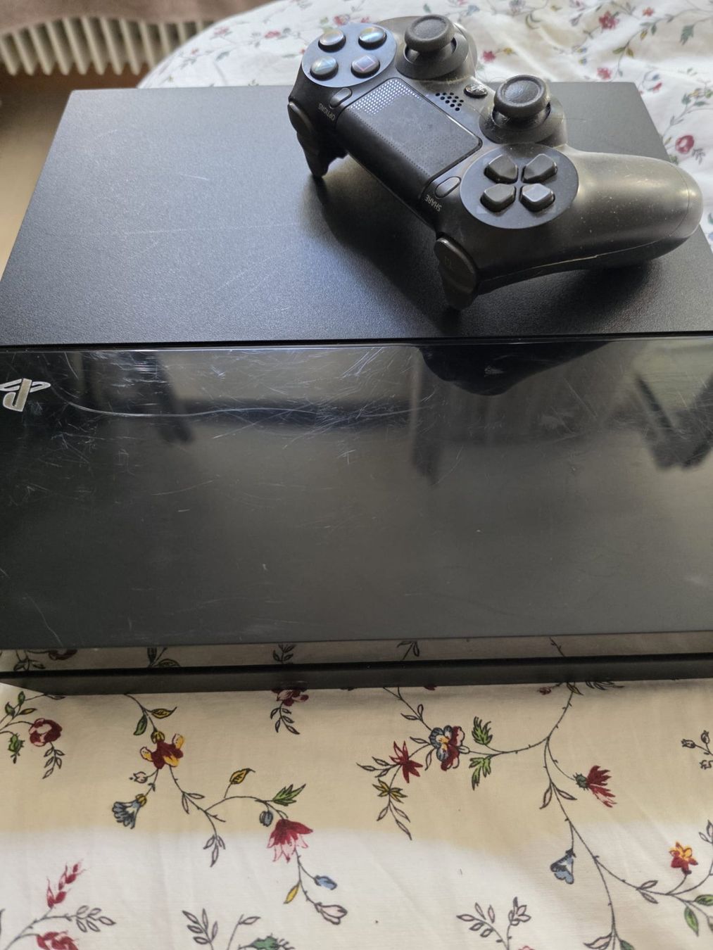 Sony Console: PlayStation 4 avec  manette – Usato da Neuchatel venduto da StevChamb110 2