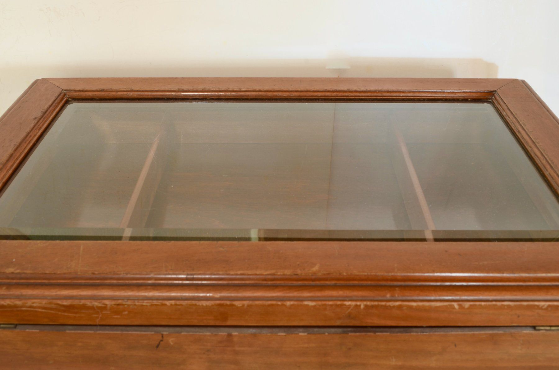 Vetrine: Eine Vitrine aus Mahagoni, um 1875. – Usato da Meilen venduto da glenbeigh 6