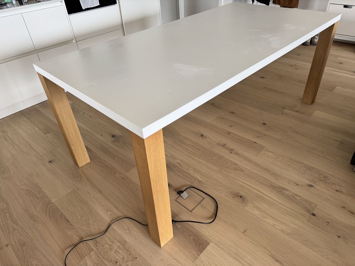 Tische: White Dining Table with Wooden Legs – Gebraucht aus Pully von bog_n2xk 4