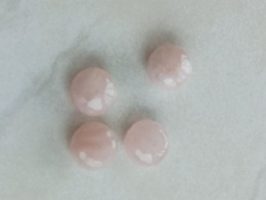 Pietre preziose: 4Stk. Rosenquarz Steine mit Loch. – Nuovo e nell'imballaggio originale da Winistorf venduto da acreativ2 2