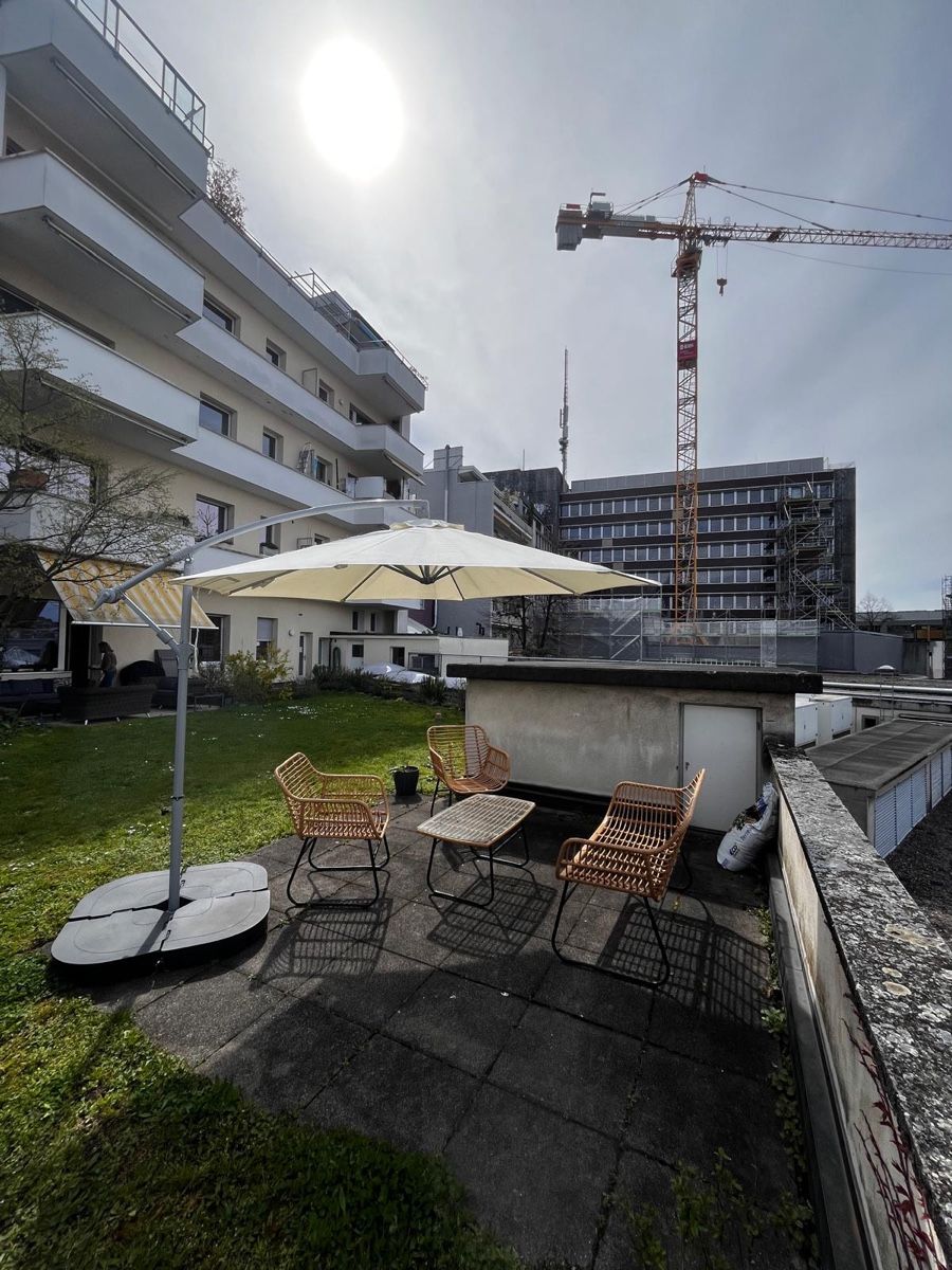 Ombrelloni: Large Cantilever Parasol for Summer Shade – Usato da Basel venduto da rug_y5gq 1
