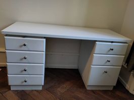 Massiver Schreibtisch mit Gebrauchsspuren