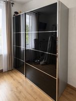 Moderner Schwebetüren-Schrank – Elegantes dunkles Glas