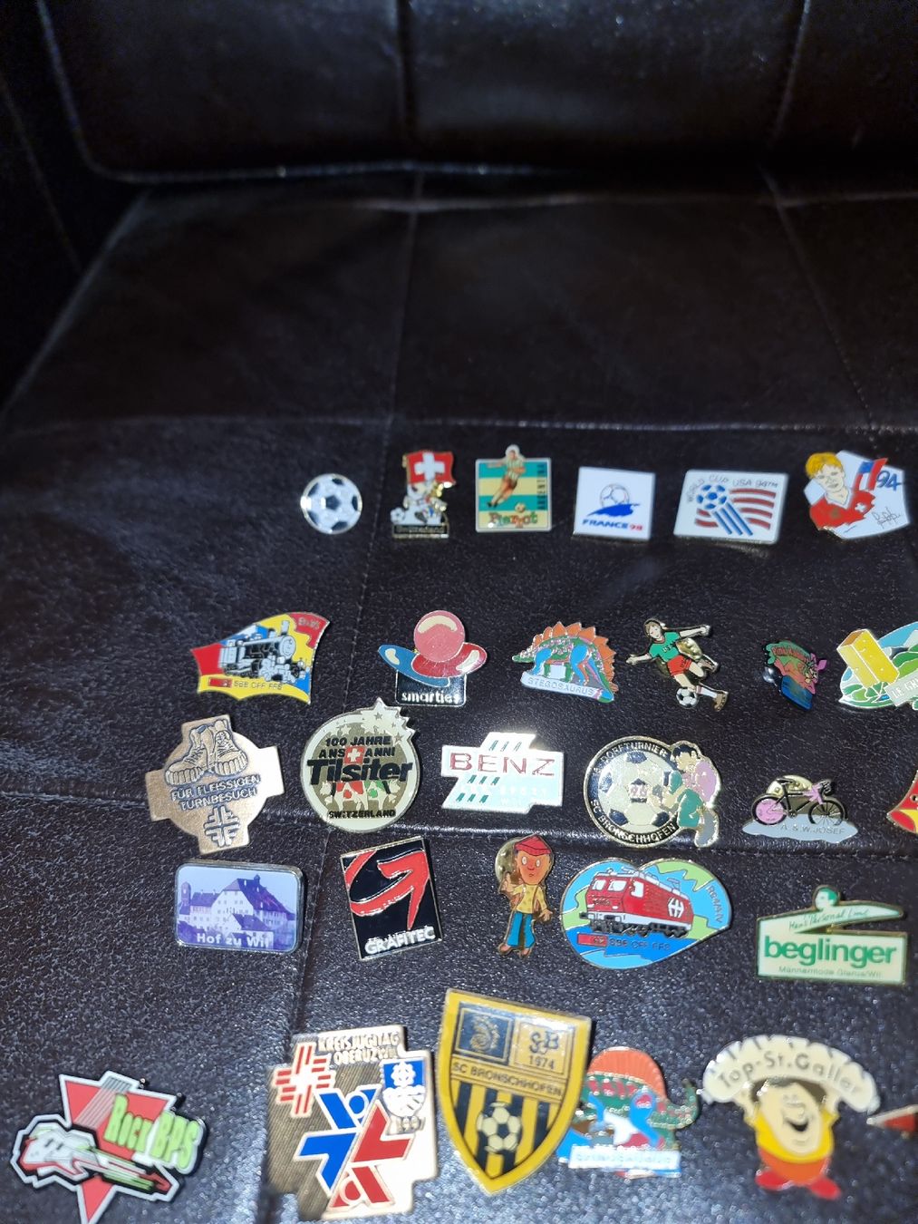 Placchette & Badge: Grosse Pinsammlung mit 102 Pins – Usato da Bronschhofen venduto da dvnb 1