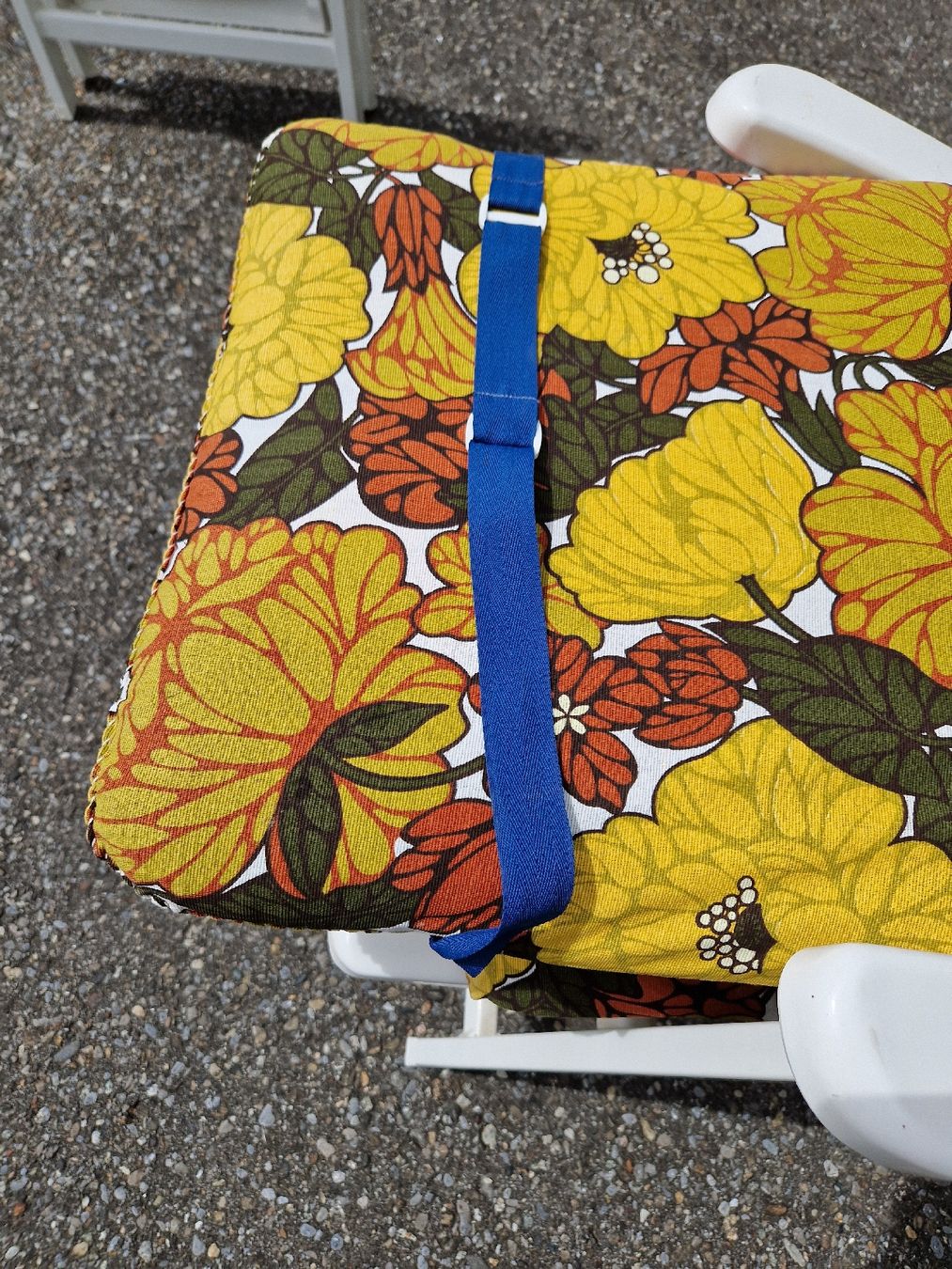 Sessel: Gartenstuhl mit Blumenmuster, Top Zustand! – Gebraucht aus Mörigen von Clio111 1