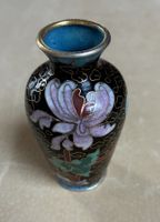 Vintage Miniatur-Cloisonné-Vase mit Pioneblumen.