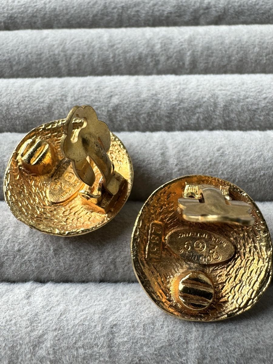 Chanel Ohrringe & -stecker: Chanel Gold CC Ohrclips Vintage – Gebraucht aus Kriens von hannaandkiko 5