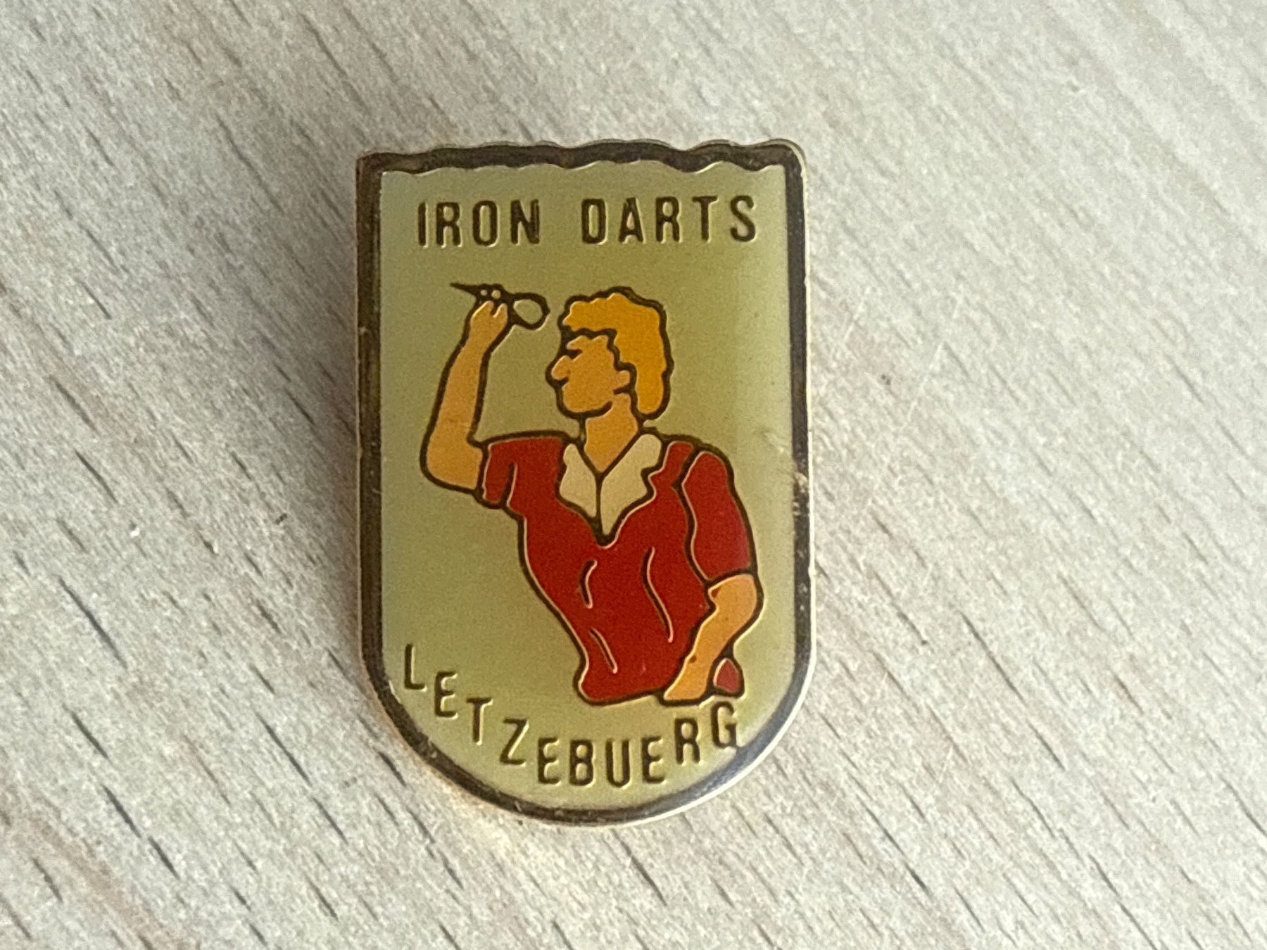Plaketten & Abzeichen: Pin Iron Darts Letzebuerg Luxembourg – Gebraucht aus Glattbrugg von Schweigmatt