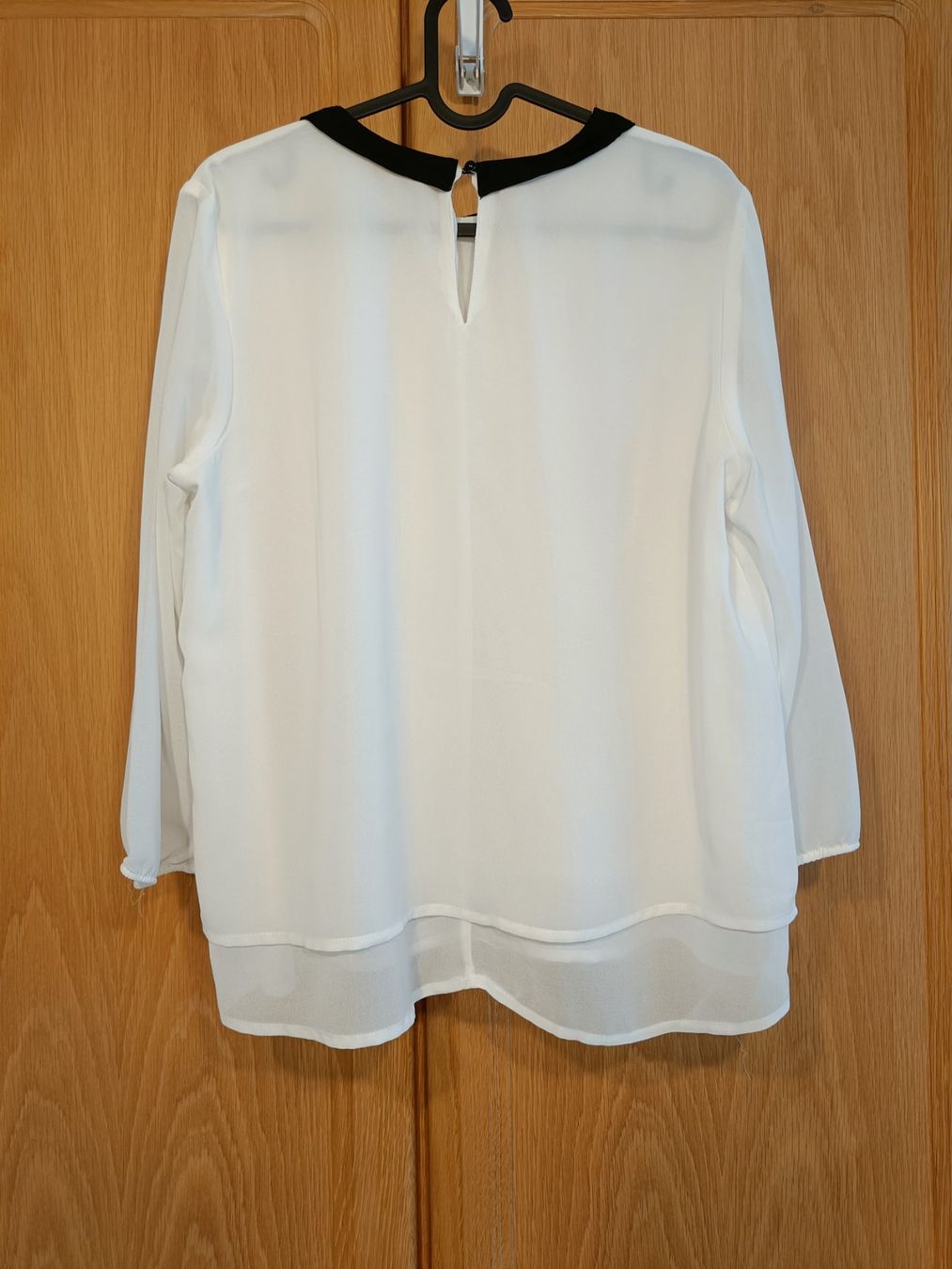 Camicette: Weisse Bluse mit schwarzem Kragen | Grösse M – Usato da Zürich venduto da Atelier.Second 3