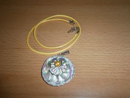 Upcycling Kapsel Schmuck Anhänger mit gelber Kette