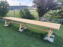 Robuster Gartentisch aus Massivholz