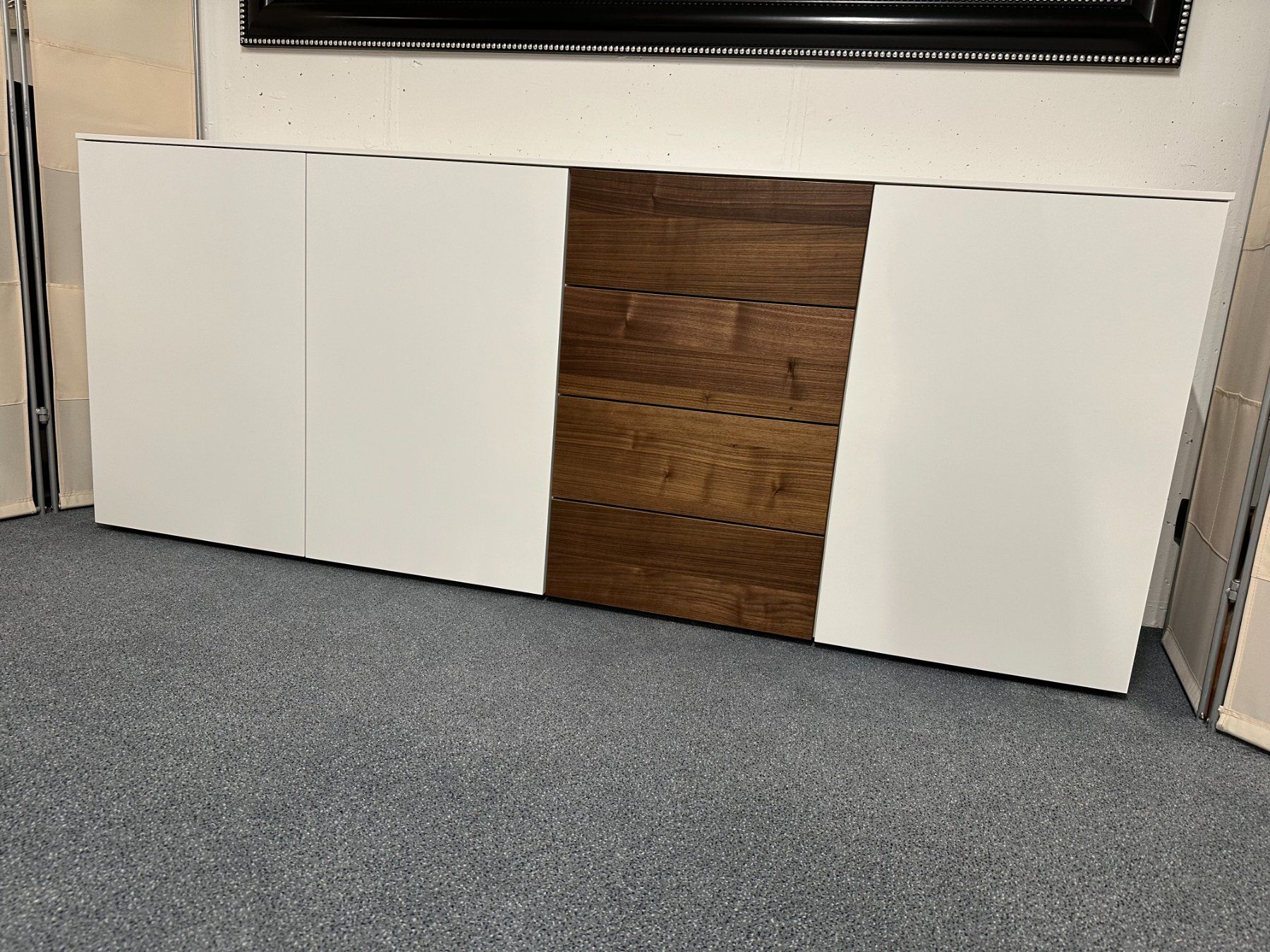 Cassettiere: Sideboard GARDA Lack weiss Nussbaum 200 x 79 cm – Nuovo (secondo la descrizione) da Unterentfelden venduto da moebelrufli 2