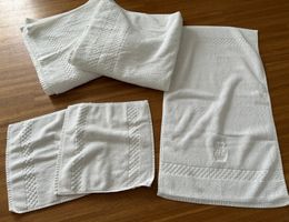 Set mit 5 weissen, weichen Frottiertüchern (Handtuch)