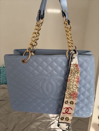 Damen Handtasche hellblau Steppoptik Goldkette Seidentuch ne