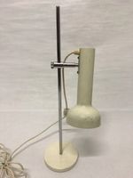 70er weisse Tischlampe mit Spot an einem hohen Stab
