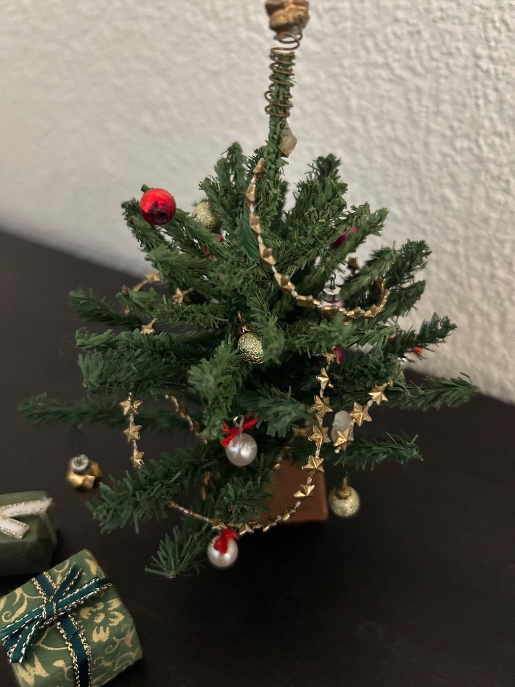 Case e mobili per bambole: Puppenstubenmöbel, Weihnachtsbaum mit Geschenken Set – Usato da Liestal venduto da Blueberrymuffin._ 1