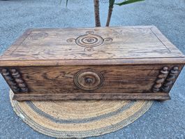 Coffre, bahut en bois massif ancien