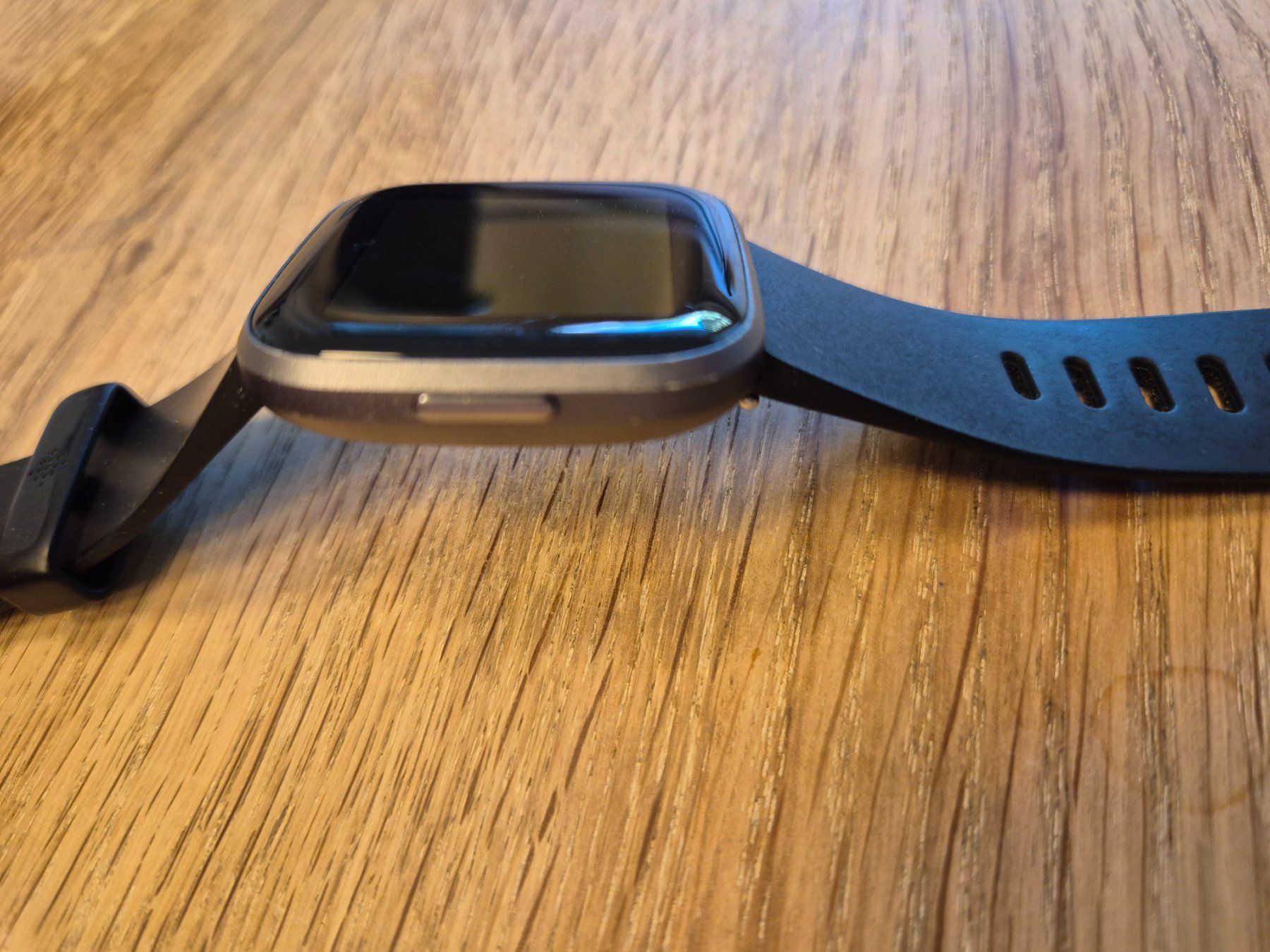 Fitbit Smartwatch: Smartwatch Fitbit Versa 2 | neuwertig – Nuovo (secondo la descrizione) da Thalwil venduto da Aljbaba 2