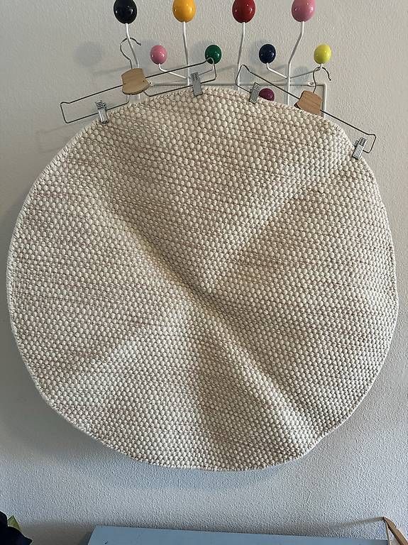 Teppiche: Kinderteppich Creme/Rosa - Durchmesser 100 cm – Gebraucht aus Basel von BALE21