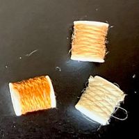 3 Fadenspulen (Erdtöne) für die Puppenstube. Handarbeit.