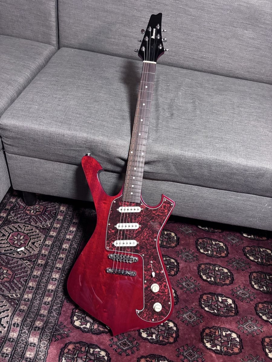 Ibanez Instruments de musique: Guitare électrique Ibanez FRM100 Paul Gilbert Fireman – D'occasion à Yverdon-les-Bains par DoctorGuitar