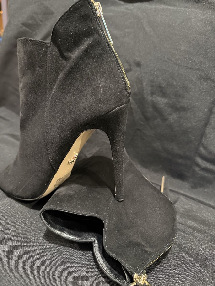 Damenschuhe: Une paire de bottines en daim noir – Gebraucht aus Vernier von ley_yqh9 3