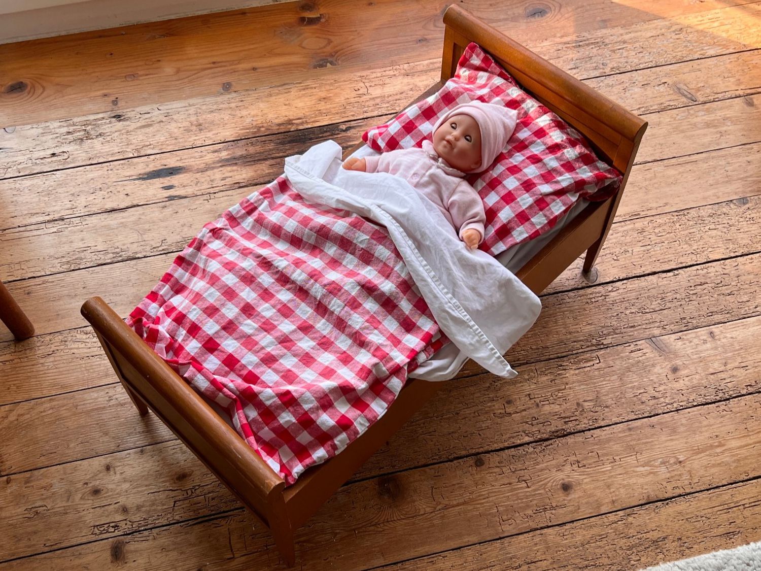 Spielzeuge: Puppenbett mit Puppe – Gebraucht aus Kreuzlingen von kek_1
