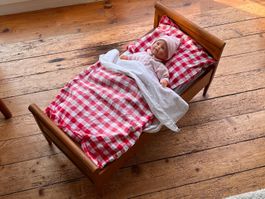Puppenbett mit Puppe