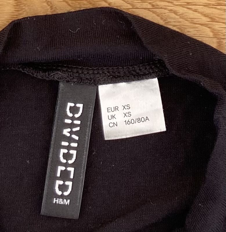 H&M T-shirt: Pull fin, noir, dos nu,H&M, XS – Usato da Moutier venduto da chicboutique 2