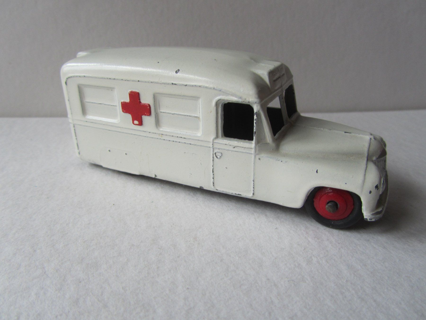 Dinky Toys Modellini d'auto: Daimler Ambulance, Dinky Toys – Usato da Weiningen ZH venduto da dietsch57 2