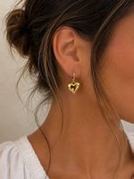 Orecchini dorati a cerchio con cuore pendente