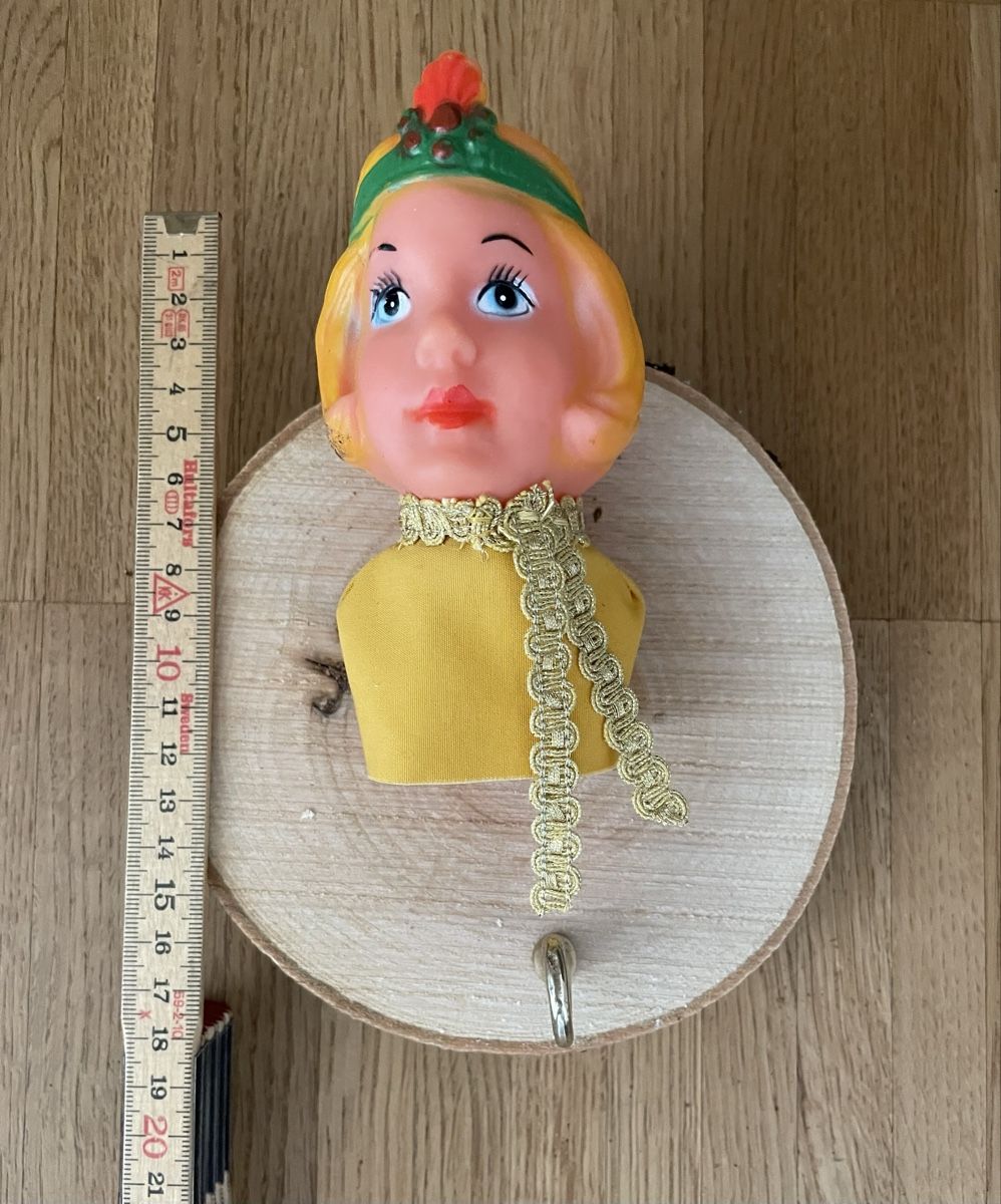 Guardaroba: Garderobe mit Kasperli Figur – Usato da Zürich venduto da Refereefair 3