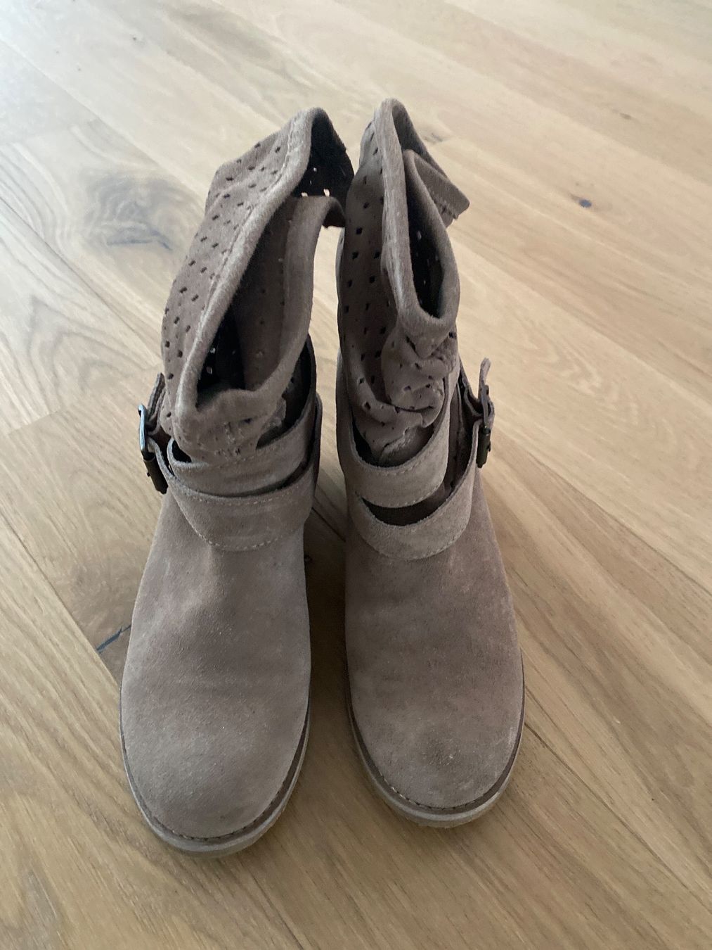 Scarpe da donna: Stiefel beige – Usato da Bolligen venduto da Noeggeli10 1