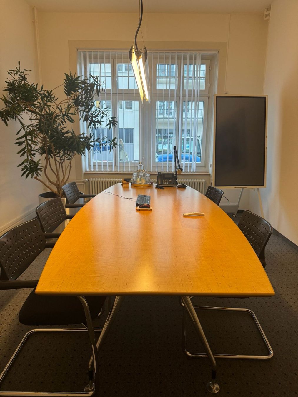 Set de table et chaises: Meeting Tisch mit 6 Klassischen Stühlen – D'occasion à Zürich par belapete