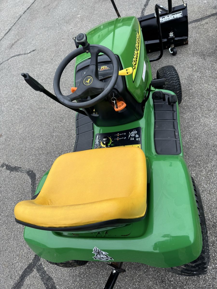John Deere LT155 Rasentraktor mit Schneeschild und Anhänger (Gebraucht ...