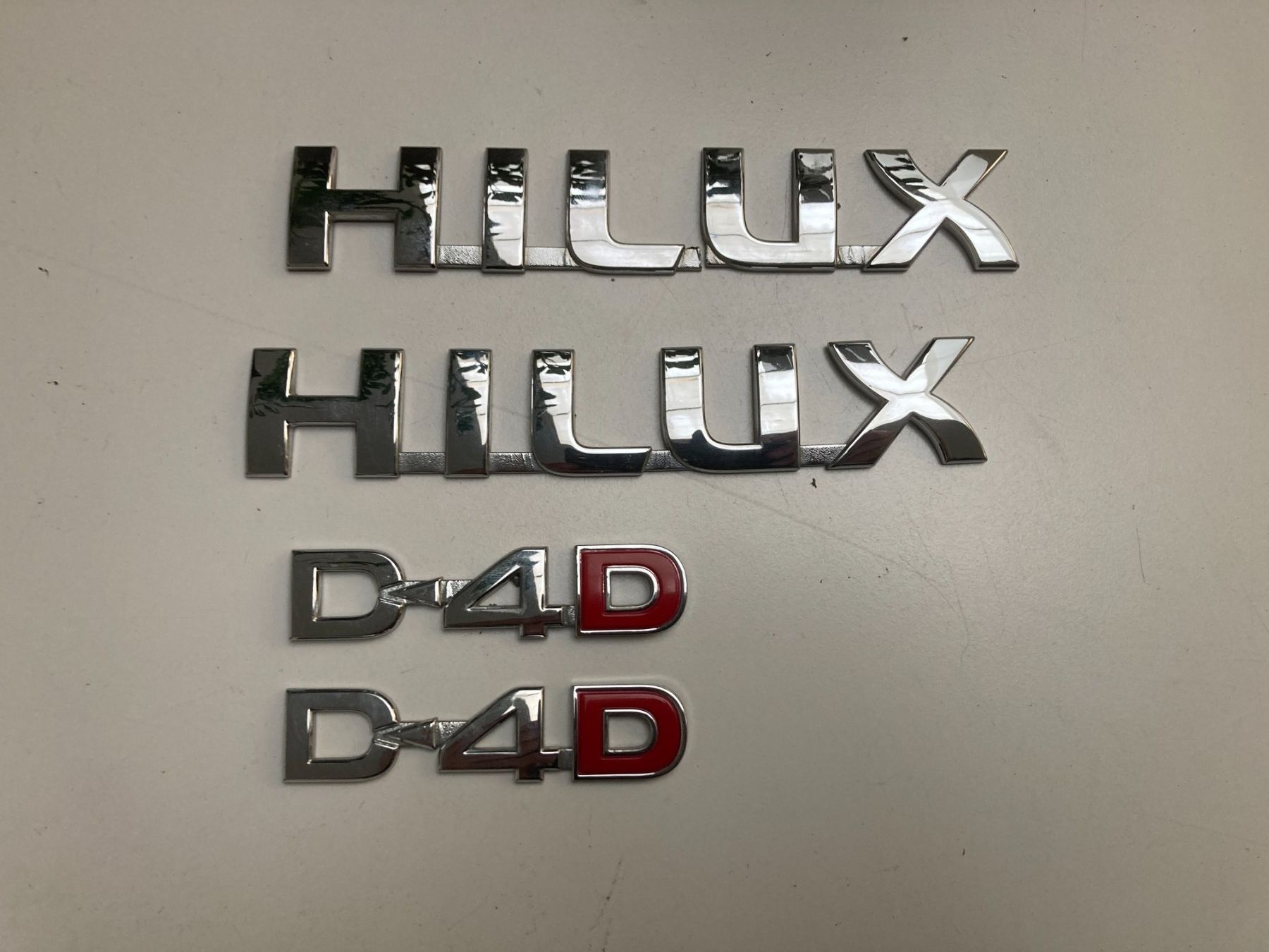 Toyota Tutti i ricambio: Chrom Emblem HILUX D-4D (Pickup) – Usato da Cham venduto da WB2223