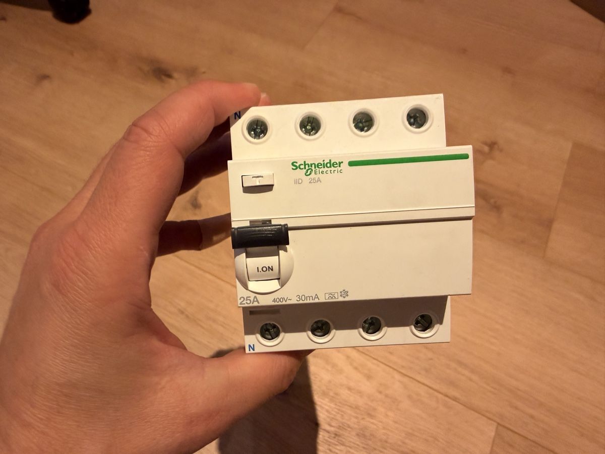 Schneider Composants électroniques: FI Schneider 30mA RCD 3-Phasen – D'occasion à Ettenhausen TG par 7haus2011 2