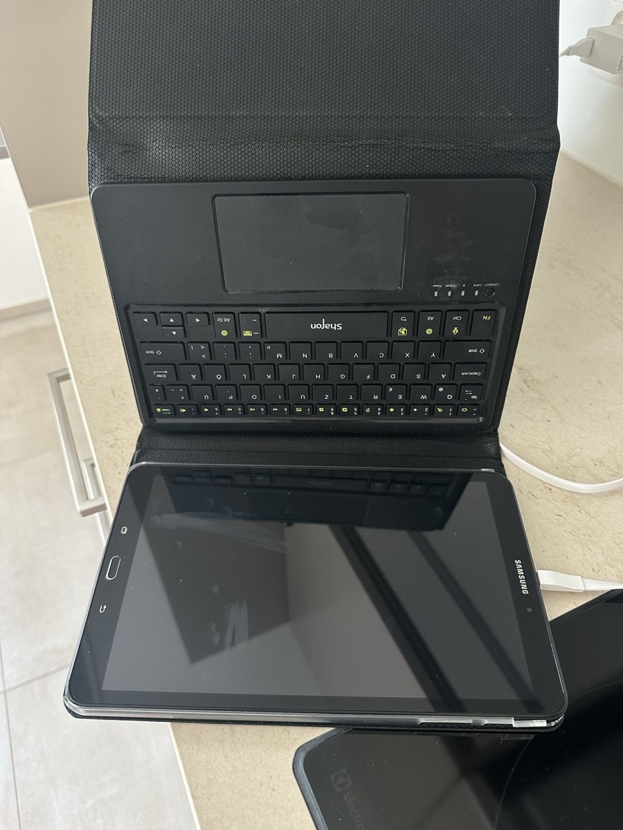 Samsung Tablettes PC: Samsung Tablet Galaxy A6 mit Hülle  – D'occasion à Wil SG par val_hx8l