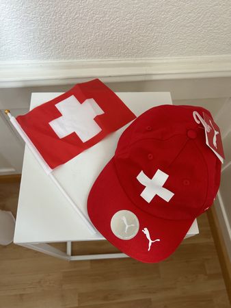 NEU Puma Cap Schweiz Rot mit Fähnchen Fussballfans für WM