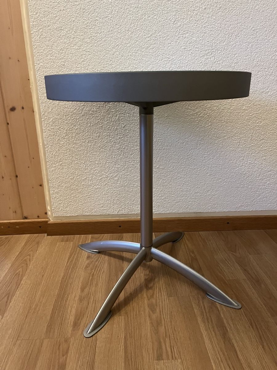 Tavoli: Runder Beistelltisch mit Glasplatte – Usato da Burgdorf venduto da Calvia 1